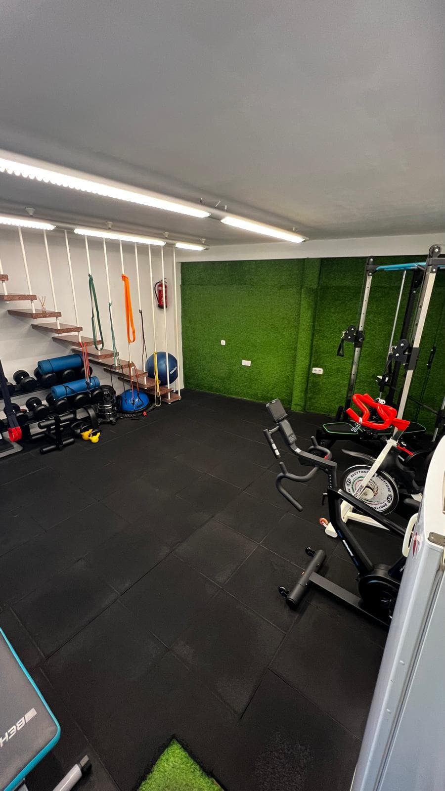 Sala d'entrenament amb equipament i peses